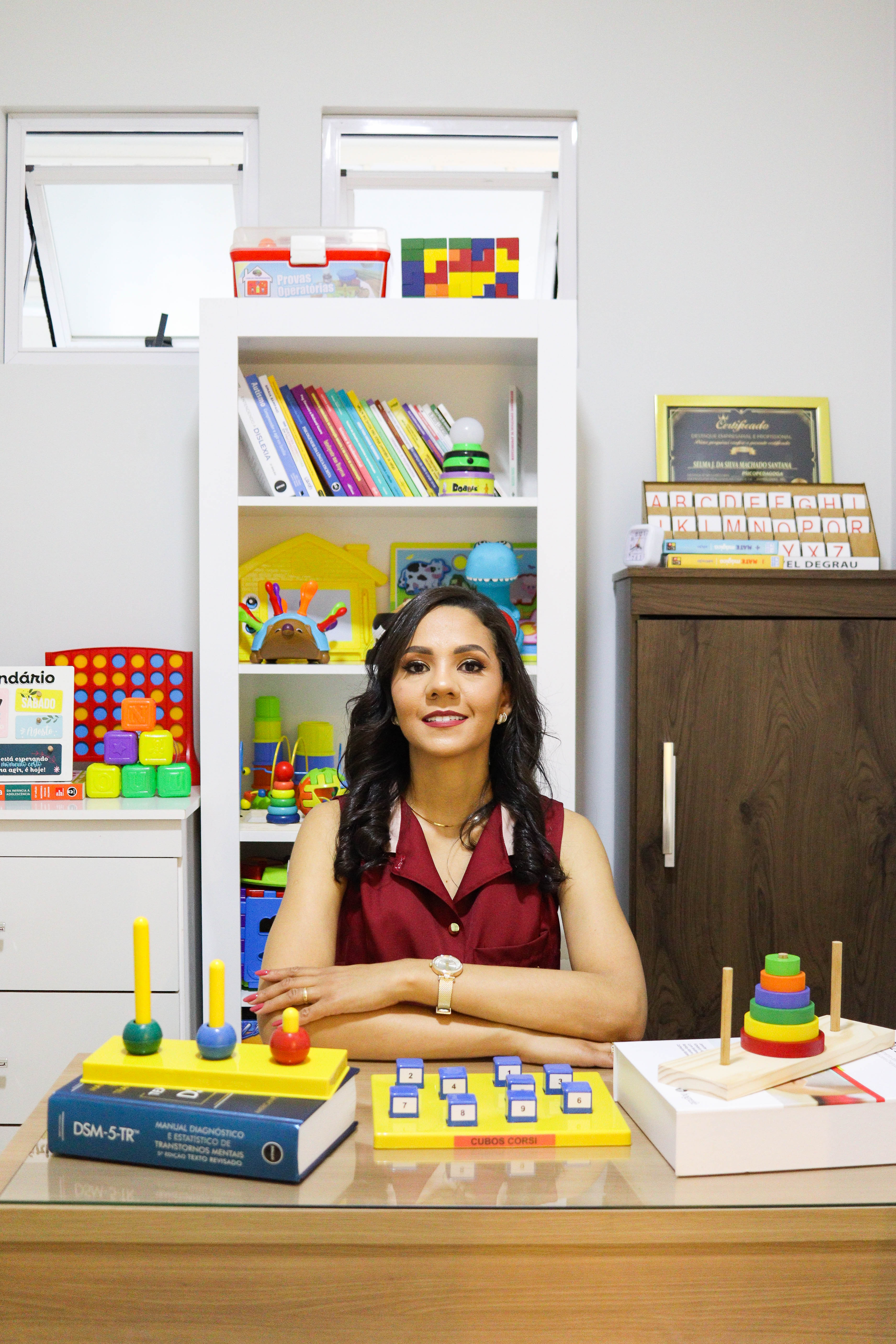 Psicopedagoga Selma Santana no consultório durante avaliação psicopedagógica